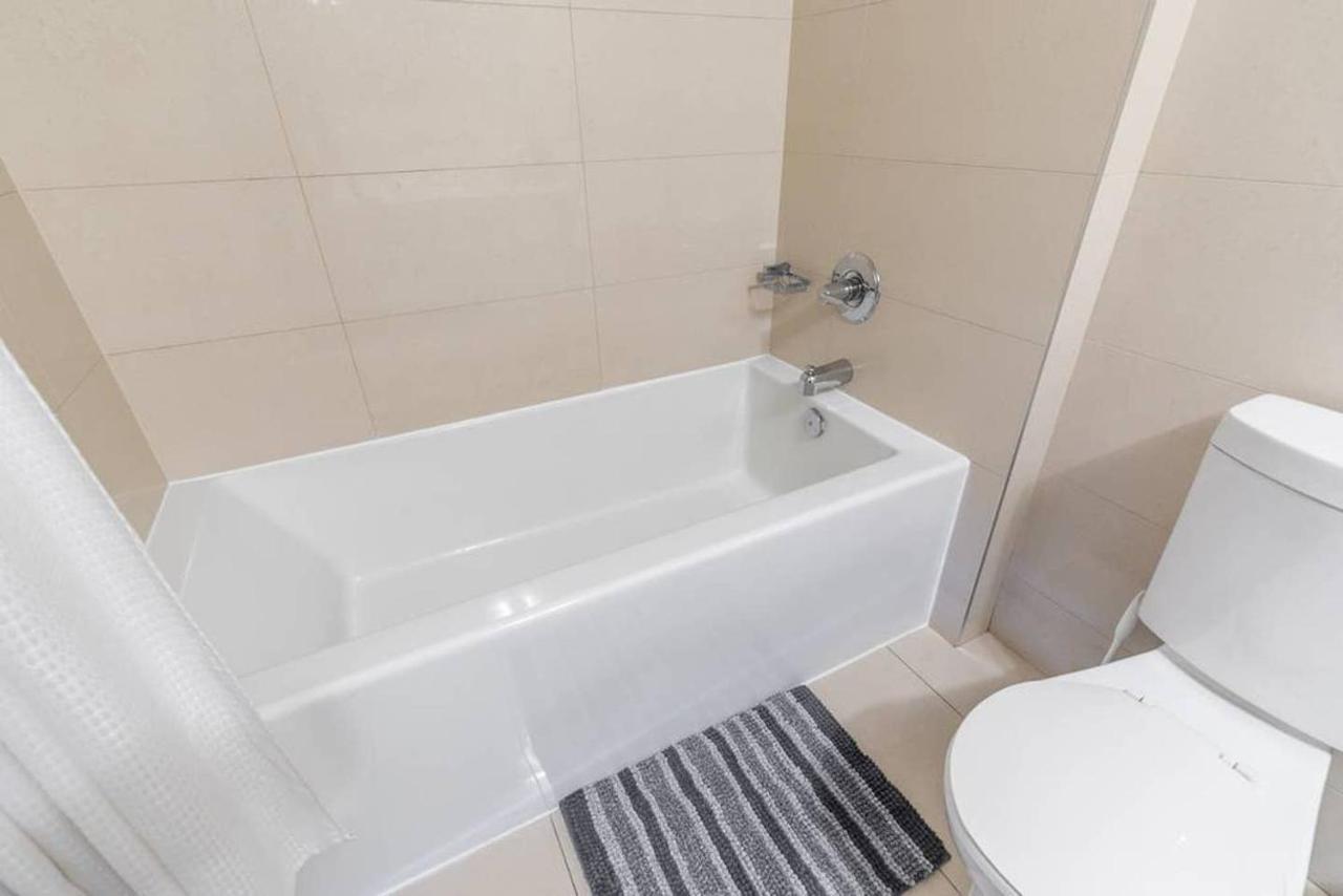 فيلا تورونتوفي Stunning Views Of Downtown - Luxury High Rise With King Bed! المظهر الخارجي الصورة