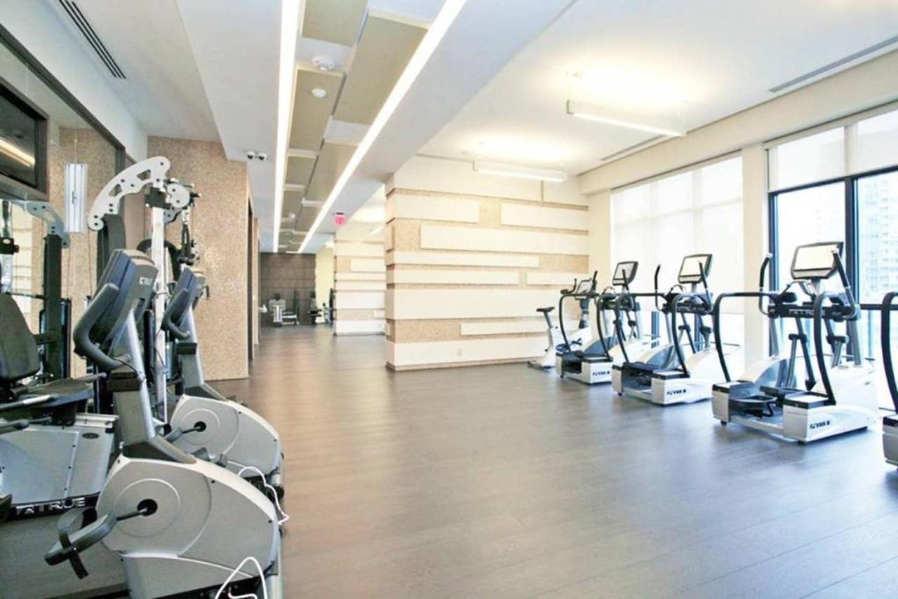 فيلا تورونتوفي Stunning Views Of Downtown - Luxury High Rise With King Bed! المظهر الخارجي الصورة