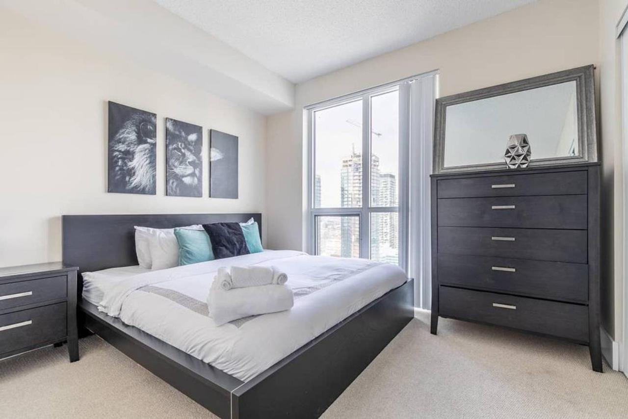 فيلا تورونتوفي Stunning Views Of Downtown - Luxury High Rise With King Bed! المظهر الخارجي الصورة