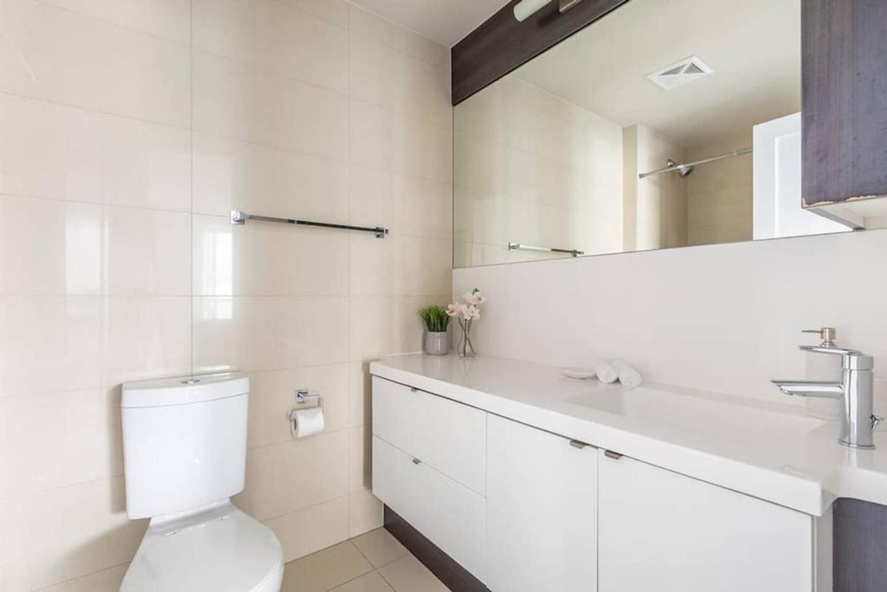 فيلا تورونتوفي Stunning Views Of Downtown - Luxury High Rise With King Bed! المظهر الخارجي الصورة